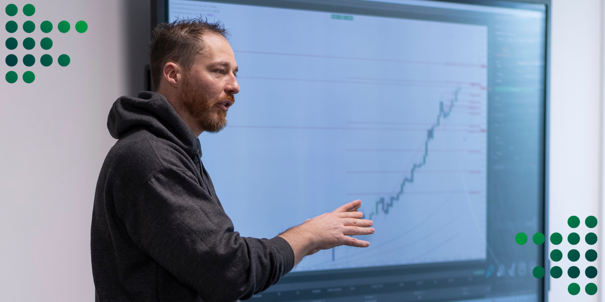 Man who is traching forex in front of a big screen